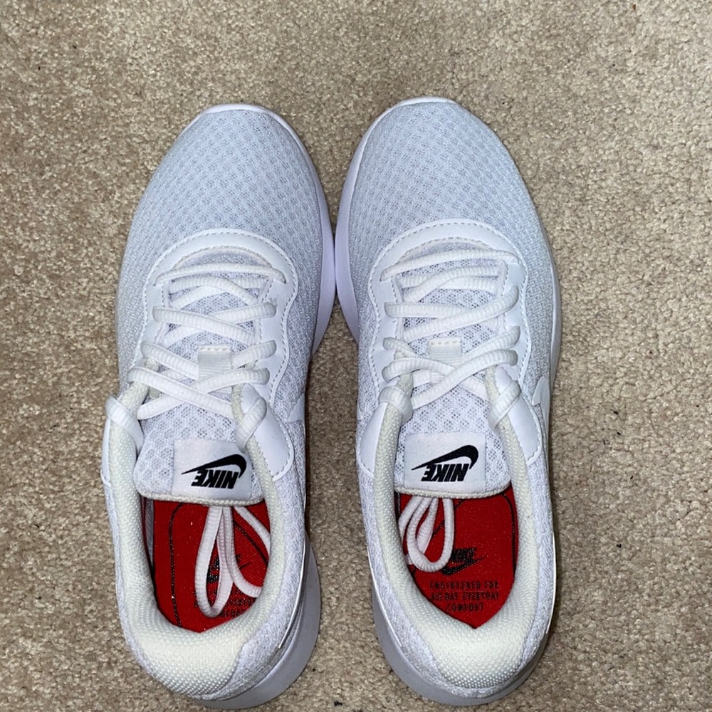 Nike Tanjun womens shoe. NW/OT